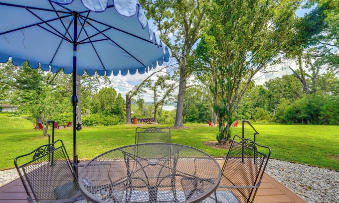 Golden House | Lake Views & Yard: Home Near Table Rock Lake!