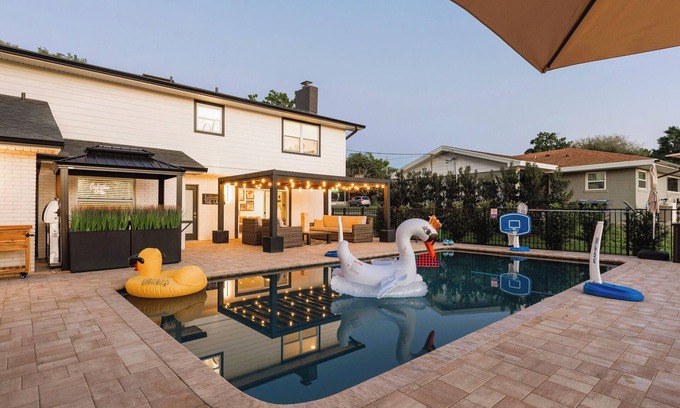 Cypress Gardens House | Lake-Walk2LEGOLAND-Heated SaltWtr Pool-Putting Green-Beach-Fire Pit-Dock-Sunsets