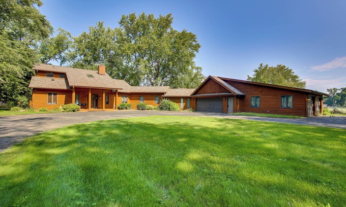 Menasha House | Lake Winnebago Family Retreat: Dock & Deck!