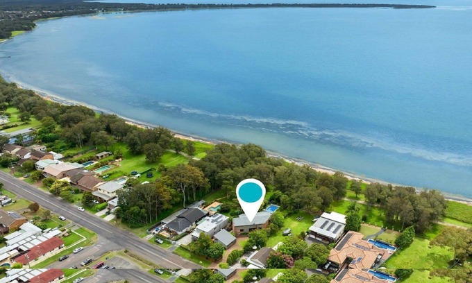 Berkeley Vale House | LAKEDGE RETREAT - LAKEFRONT, POOL + 3 ENSUITES