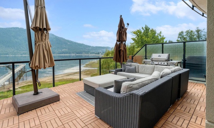 Sicamous Condo | Lakefront 3 bedroom condo with large balcony, pool, gym and boat slip