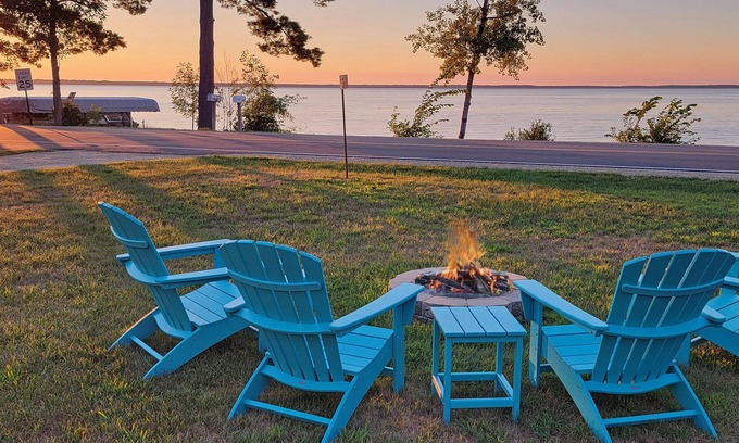 Arkdale Cottage | Lakefront 3-bedroom cottage with private dock & amazing sunset view