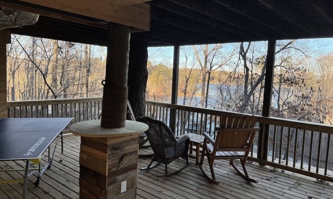 Gainesville House | Lakefront 3 bedroom cabin on Lake Lanier, near Gainesville Marina