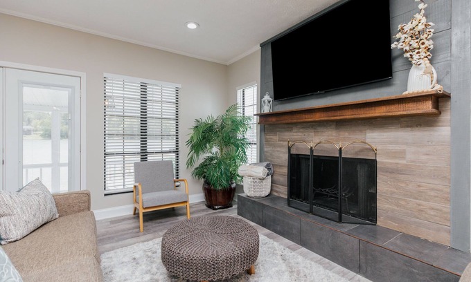 Warner Robins House | Lakefront 3BR | 2 Car Garage | Pet Friendly