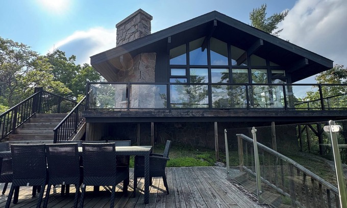 Gravenhurst Cottage | Lakefront 5 Bedroom + 5 bathroom Cottage w/Boat on Miller Island Muskoka