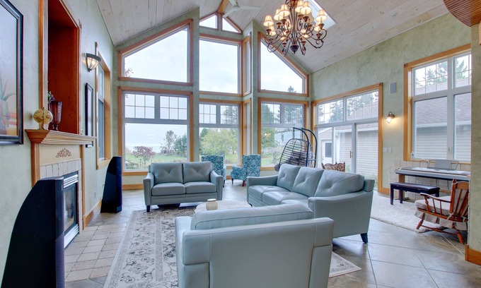 Algoma House | Lakefront Algoma Home w/Deck, Grill & Fireplace