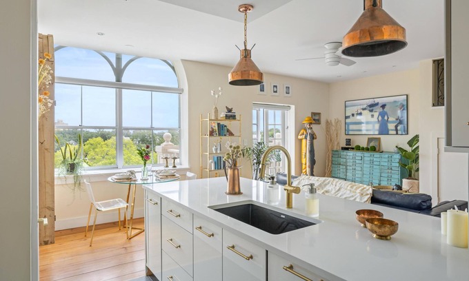 Harleston Village Condo | Lakefront balcony, walk to MUSC/food, luxe decor; 1 bedroom historical charmer!