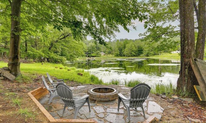 White Lake Cabin | Lakefront Bethel Cabin w/ Deck, Grill & Views!