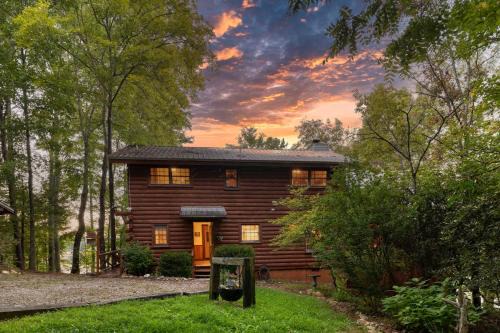 Blairsville House | Lakefront Blairsville Cabin with Deck and Dock!