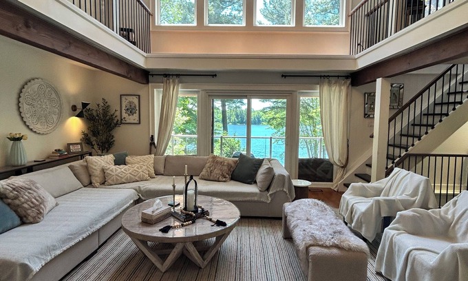 Bala Cottage | Lakefront Bliss:Luxury,Comfort and unforgettable views-7bedroom w/hot tub