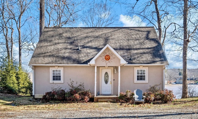 Southmont House | Lakefront/Boat Dock, 3/2, Furnished, Castaway Cottage, covered back deck views