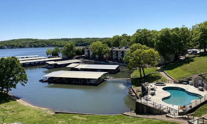 Lake of the Ozarks Condo | Lakefront! Bright & Airy Condo w/2 Pools, 2 Hot Tubs & Dock Access