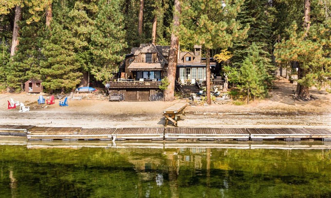 McCall House | LAKEFRONT CABIN, PRIVATE BEACH, DOCK AND HOT TUB