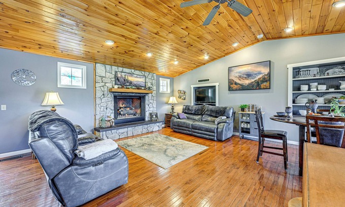 Robbinsville House | Lakefront Cabin Retreat w/Dock in Robbinsville!