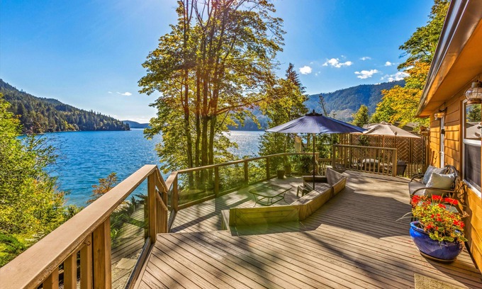 Hoodsport Cabin | Lakefront Cabin with Spacious Deck on Lake Cushman