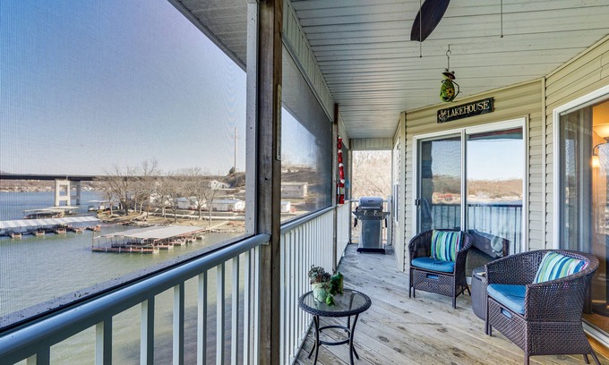 Camdenton Condo | Lakefront Camdenton Condo: Grill & Community Pool