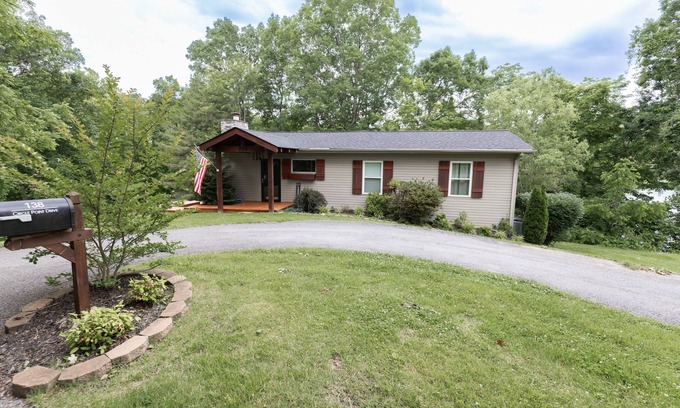 New Tazewell House | Lakefront Cedar Cove Cottage on Norris Lake