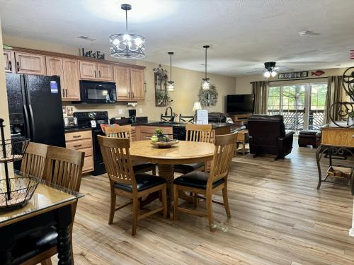 Hollister Apartment | Lakefront Condo A-3