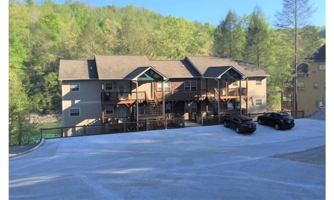 La Follette Condo | LAKEFRONT CONDO / DECK VIEWS / COVERED SLIP