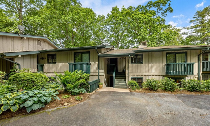Lake Toxaway Condo | Lakefront condo with easy access to swimming pool and tennis.