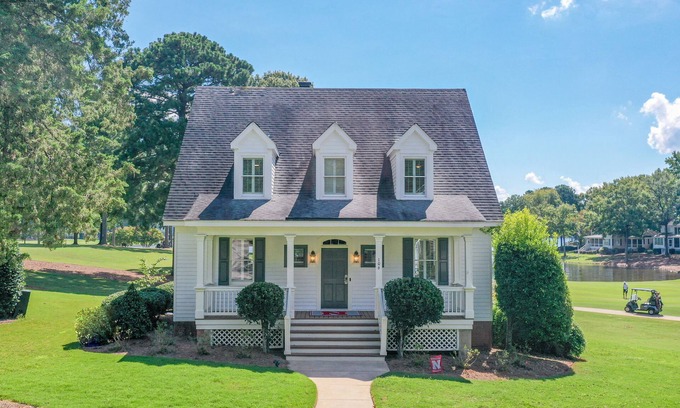 Lake Oconee Cottage | Lakefront cottage 9th green of Reynolds Lake Oconee Great Waters golf course