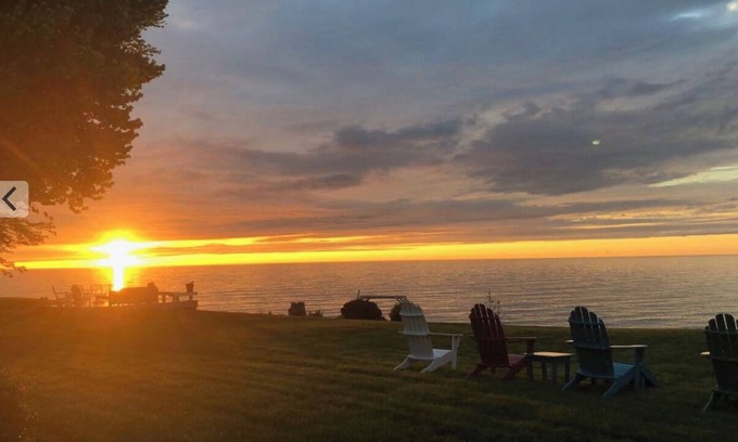 Geneva House | Lakefront Cottage BOOK 3 nights in 2025 get 4th free. Must msg for discount.