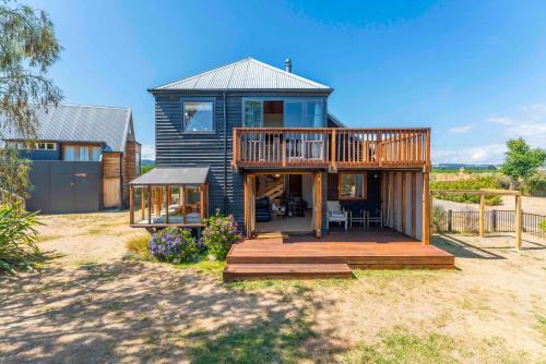 Waitetoko House | Lakefront Cottage - Lake Taupo Holiday Home