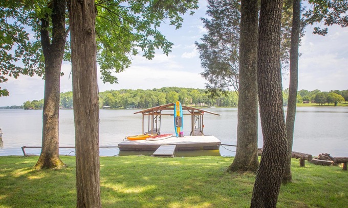 Mount Juliet Cottage | Lakefront cottage, near Nashville TN, restaurants/shopping closeby