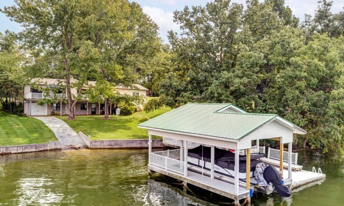 Piney Flats House | Lakefront Cottage near Bristol & Johnson City