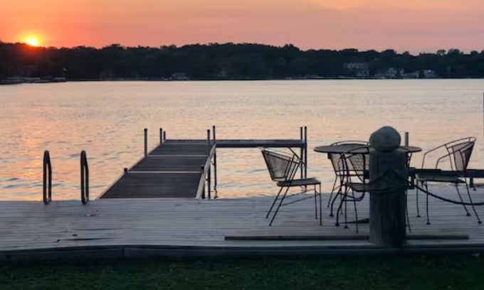 Fox Lake Cottage | Lakefront Cottage w/ Sunset Views