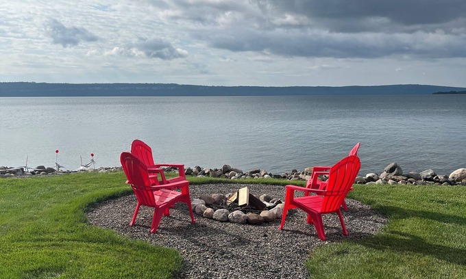 Shuniah Cottage | Lakefront cozy cottage on beautiful Lake Superior. Close to hiking and skiing.