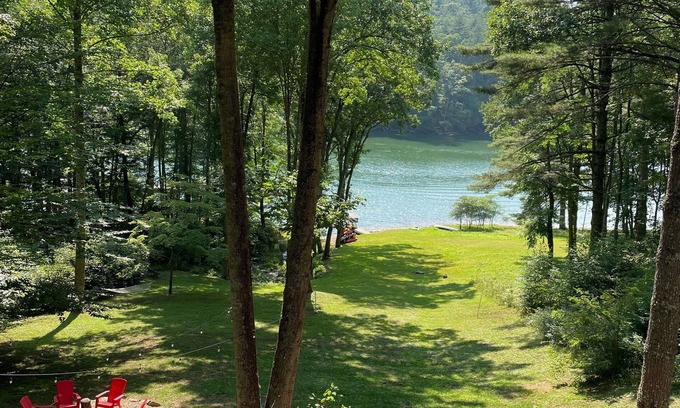 Cullowhee House | LAKEFRONT & DOCK-Dogs Welcome! Book A Fall Getaway Now ASK ABOUT FALL DISCOUNT