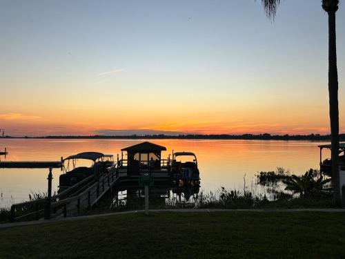 Mount Dora House | Lakefront Duplex With Pontoon Boat Downtown