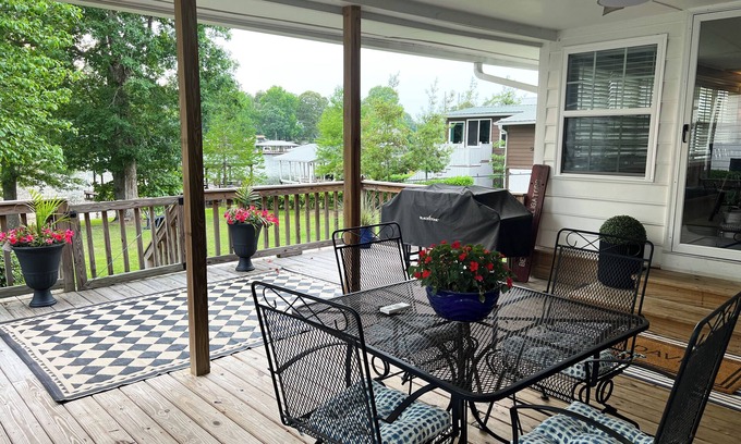 Warwick House | Lakefront Escape on Lake Blackshear - Private Dock & Stunning Views