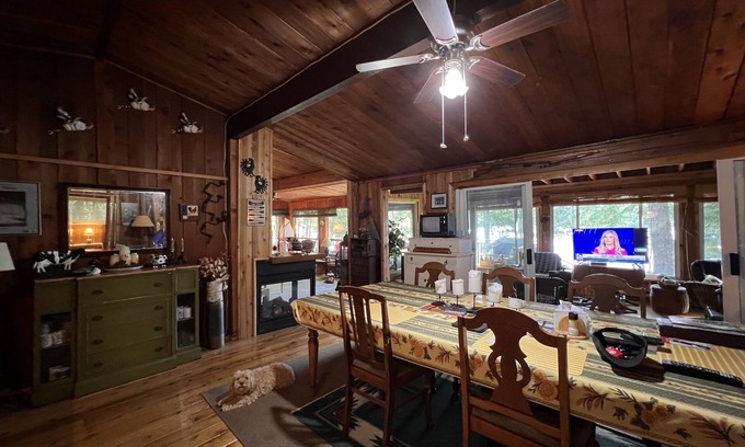 Minett Cottage | Lakefront Family Cottage on Lake Rosseau 1900 sq.ft.