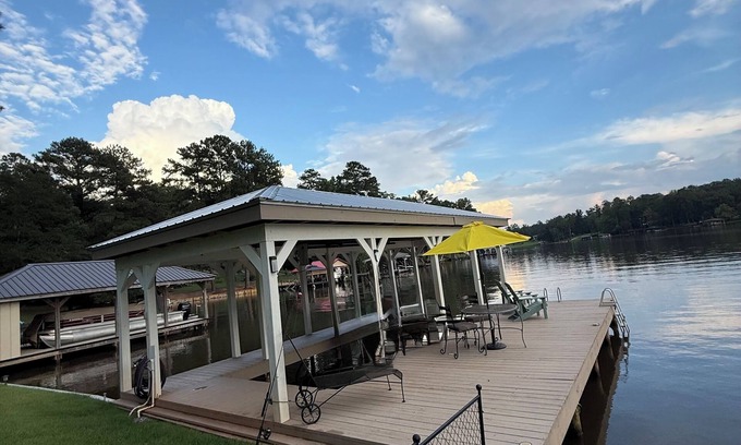 Eatonton House | LAKEFRONT FAMILY HAVEN, FALL FOOTBALL VIBES, PEACEFUL, FIRE PIT, PRIVATE DOCK!