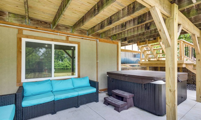 Pontoon Beach Cottage | Lakefront Family Home 13 Mi From Gateway Arch!