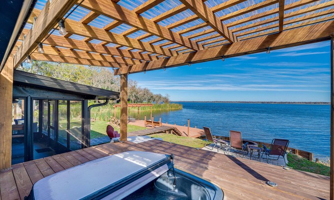 Lake Panasoffkee House | Lakefront Florida Retreat w/Dock & Kayaks
