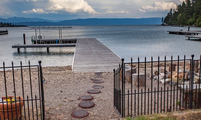 Somers House | Lakefront Gem! Dock, Beach, Paddle Boards, Firepit, Comfort on the water