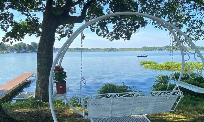 Marcellus Cottage | Lakefront getaway on Fish Lake