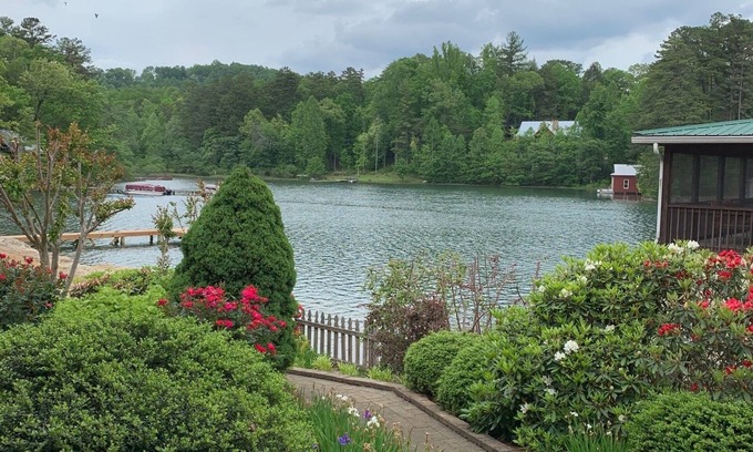 Clarkesville House | Lakefront getaway on Lake Burton