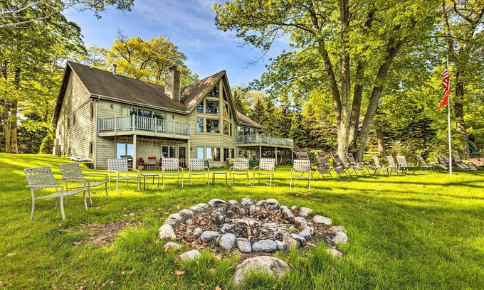 Glen Arbor Condo | Lakefront Glen Arbor Condo w/Boat Dock Access!