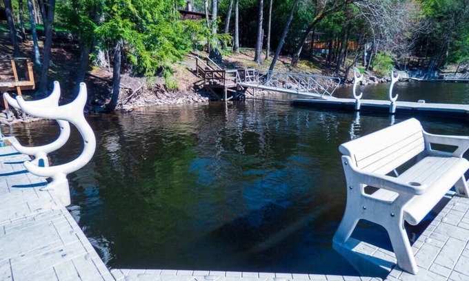 Monticello House | Lakefront Haven Cottage