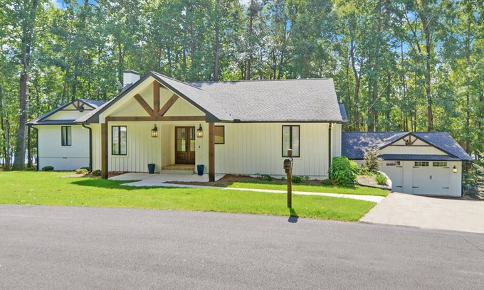 Gumlog House | Lakefront Hideaway on Hartwell