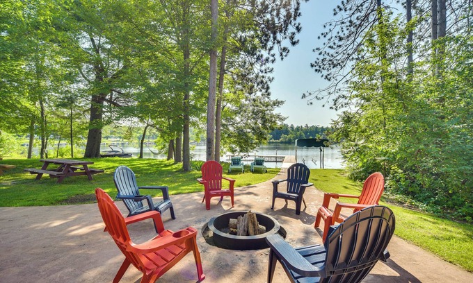 Holcombe House | Lakefront Holcombe Getaway: Hot Tub, 2 Docks!