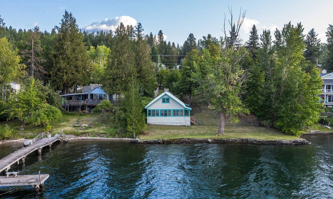 Sandpoint Cabin | Lakefront home on Lake Pend Oreille w/full kitchen & large fenced yard!