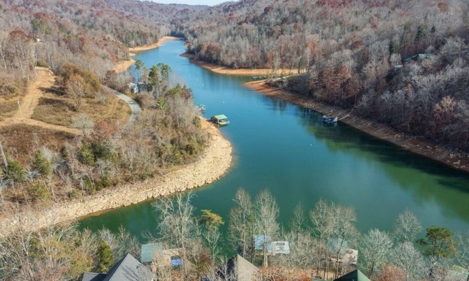 Flat Hollow Marina House | Lakefront home that can sleep 15 with private dock and hot tub in private cove!