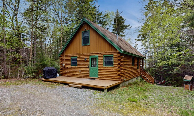 Greenville Cabin | Lakefront home w/pristine views Outdoor firepit and full kitchen