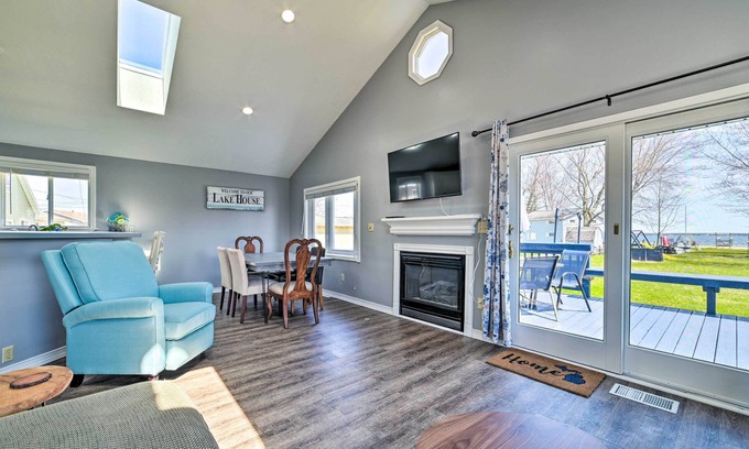 Houghton Lake House | Lakefront Home w/ A/C & Huge Deck!