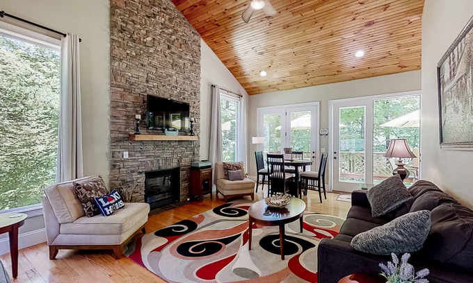Sharps Chapel Cabin | Lakefront home with private dock and boat launch - dog-friendly & central AC